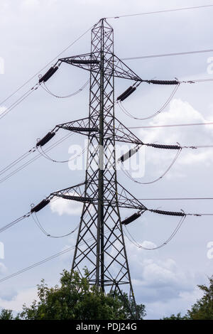 Pylône de l'électricité dans un contexte d'un ciel nuageux gris Banque D'Images