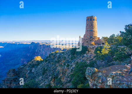 Grand tour en pierre monte la garde sur Grand Canyon Rim. Banque D'Images