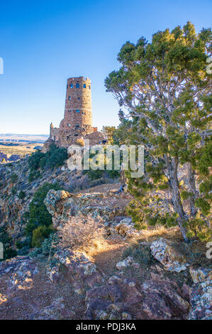 Tour de guet en pierre massive se dresse sur le bord du Grand Canyon dans l'Arizona du nord. Banque D'Images