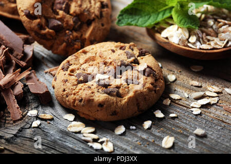 Les cookies au chocolat sur la table rustique. Cookies aux pépites de chocolat et les cookies avec des flocons d'avoine ou à l'avoine Banque D'Images