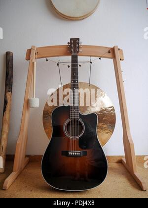 Le son des instruments, Feng Gong, guitare et rainstick Banque D'Images