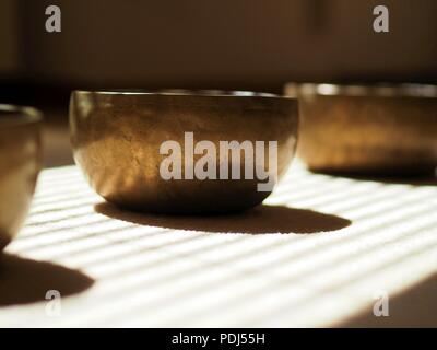 Singing bowls, Close up, pour mediatation ou massage sonore Banque D'Images