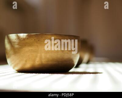 Singing bowls, Close up, pour mediatation ou massage sonore Banque D'Images