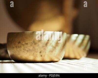 Singing bowls, Close up, pour mediatation ou massage sonore Banque D'Images