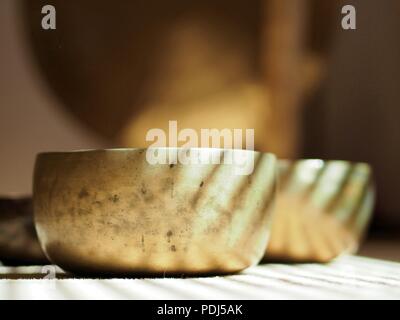 Singing bowls, Close up, pour mediatation ou massage sonore Banque D'Images