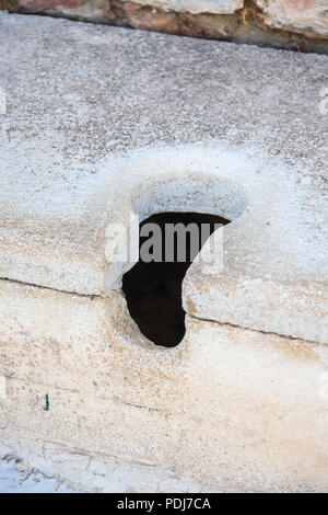 Une pierre toilettes communales à Ephèse, une ancienne ville grecque, site archéologique de règlement sur la côte ionienne, près de Selçuk, Province d'Izmir, Turquie Banque D'Images