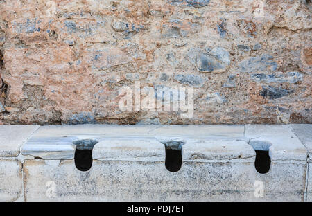 Stone toilettes communales à Ephèse, une ancienne ville grecque, site archéologique de règlement sur la côte ionienne, près de Selçuk, Province d'Izmir, Turquie Banque D'Images