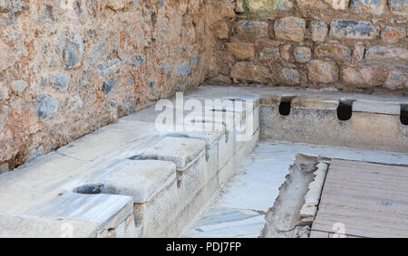 Stone toilettes communales à Ephèse, une ancienne ville grecque, site archéologique de règlement sur la côte ionienne, près de Selçuk, Province d'Izmir, Turquie Banque D'Images