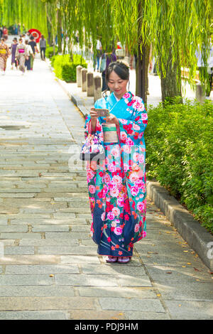 Femme japonaise en kimono traditionnel qui pose pour photo selfies à Kyoto au Japon Banque D'Images