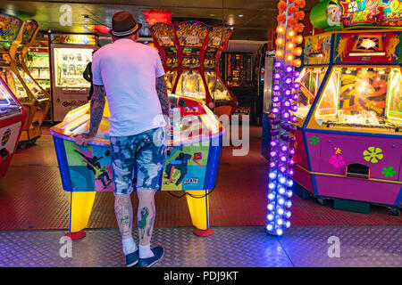 Fête foraine de couleur vive sur le front de mer en Angleterre Worthing Banque D'Images