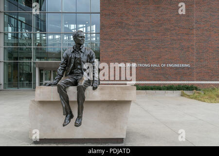 WEST Lafayette, IN/USA - 22 octobre 2017 : sculpture en bronze de Neil Armstrong devant le hall de Neil Armstrong d'ingénierie sur le campus de l'Purdu Banque D'Images