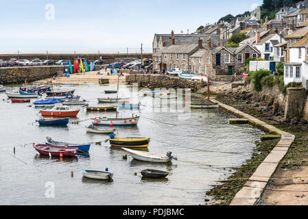 Les petits bateaux amarrés dans le port Mousehole à Cornwall. Banque D'Images