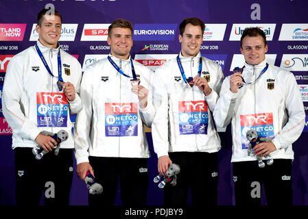 (De gauche à droite) de l'Allemagne, Damian Wierling Marius Kusch, Fabian Schwingenschloegl et Christian Diener célébrer remportant le bronze dans l'épreuve du 4 x 100 m relais quatre nages pendant huit jour final du championnat d'Europe 2018 au Centre International de Natation Tollcross, Glasgow. Banque D'Images