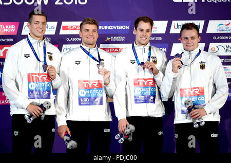 (De gauche à droite) de l'Allemagne, Damian Wierling Marius Kusch, Fabian Schwingenschloegl et Christian Diener célébrer remportant le bronze dans l'épreuve du 4 x 100 m relais quatre nages pendant huit jour final du championnat d'Europe 2018 au Centre International de Natation Tollcross, Glasgow. Banque D'Images