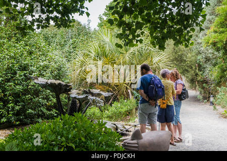 Les visiteurs profiter de leur visite à Trebah Garden à Cornwall. Banque D'Images