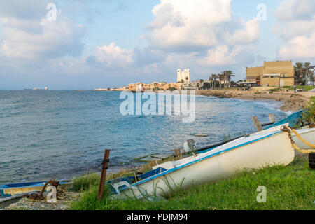 Vue sur les bateaux et la promenade de la plage de Bat-Galim, à Haïfa, Israël Banque D'Images