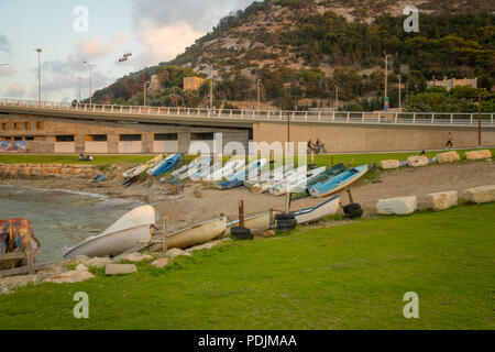 Vue du coucher de bateaux, la plage et l'échange d'Allenby, à Haïfa, Israël Banque D'Images