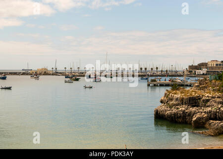 Le Portugal, Cascais, près de Lisbonne, ville en bord de mer avec plage et port vue panoramique Banque D'Images