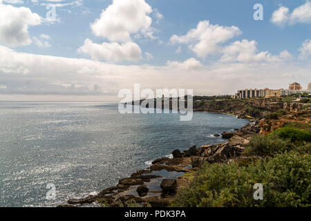 Le Portugal, Cascais, près de Lisbonne, ville en bord de mer avec plage et port vue panoramique Banque D'Images