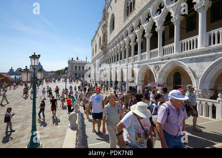 Venise, Italie - 13 août 2017 : les gens et les touristes à Venise près de la place San Marco marche dans une journée ensoleillée en Italie Banque D'Images