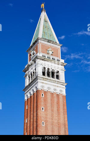 Clocher de Saint-marc à Venise en une journée ensoleillée, ciel bleu Banque D'Images