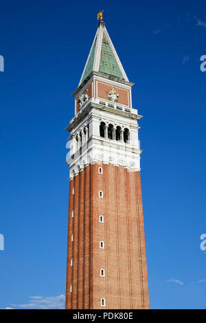 Le campanile de Saint-marc, clocher à Venise en une journée ensoleillée, ciel bleu Banque D'Images