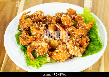 Les feuilles de salade avec crevettes pâte Banque D'Images