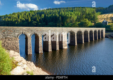 Barrage avec Nantgwyllt Garreg Ddu chapelle en arrière-plan Elan Valley Powys Pays de Galles UK Banque D'Images