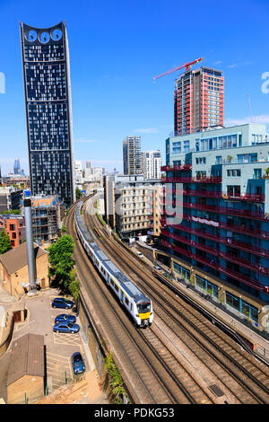 Métro de Londres sur les voies avec les strates SE1, rasoir électrique bâtiment. Southwark, Londres, Angleterre Banque D'Images