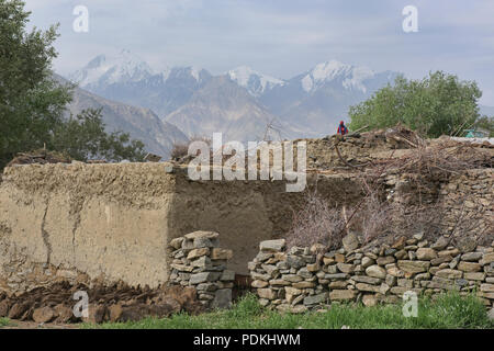 Maison traditionnelle de la vallée de Wakhan avec l'Hindu Kush en Afghanistan derrière, Langar Tadjikistan Banque D'Images