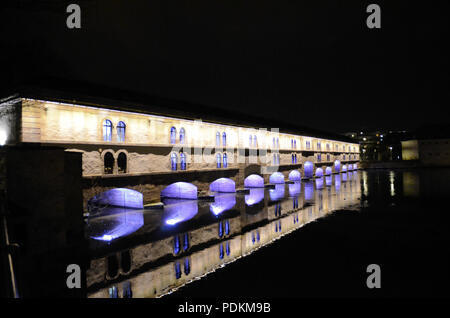 Vue de nuit sur des ponts couverts, ou des ponts couverts sur l'Ill, à Strasbourg, France. Banque D'Images