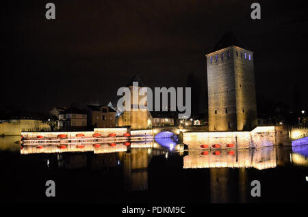 Temps de nuit vue sur le ponts couverts, ou des ponts couverts, et deux tours sur l'Ill à Strasbourg, France. Banque D'Images