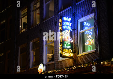 'Vieux Marin' bar café pub en néon dans la nuit dans le district de Redlight à Amsterdam, Pays-Bas, Europe.