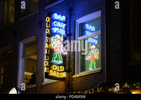 'Vieux Marin' bar café pub en néon dans la nuit dans le district de Redlight à Amsterdam, Pays-Bas, Europe.