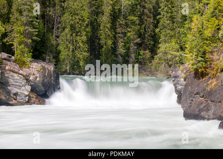 Overlander Falls est une chute d'eau sur le fleuve Fraser dans le parc provincial du mont Robson, British Columbia, Canada. Banque D'Images