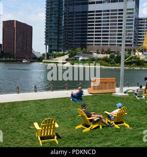 Vous pourrez vous détendre dans les chaises Adirondack placé sur la pelouse du Riverwalk au confluent de la rivière Chicago's trois branches. Banque D'Images