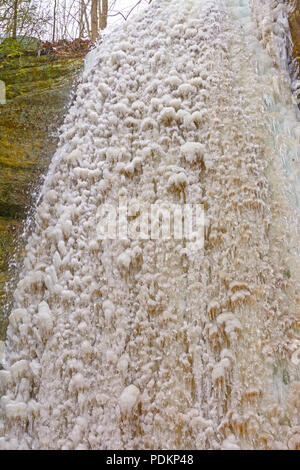 Détails d'une cascade de glace dans la région de Wildcat Canyon dans Starved Rock State Park dans l'Illinois Banque D'Images