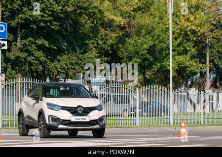 Gomel, Bélarus - Juin 31, 2018 Couleur : Blanc Voiture Kaptur Renault est le parking en sous-compacte Crossover Street. Kaptur Renault produit conjointement par Renau Banque D'Images