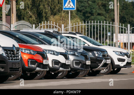 Gomel, Bélarus - 31 juin 2018 : différentes voitures Renault parking dans la rangée à l'extérieur. Multisegments sous-compacte produit conjointement par l'Alliance RENAULT-NISSAN. Banque D'Images