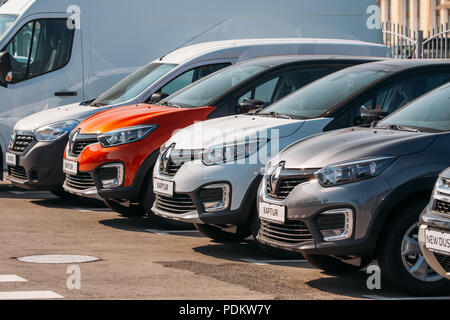 Gomel, Bélarus - 31 juin 2018 : différentes voitures Renault parking dans la rangée à l'extérieur. Multisegments sous-compacte produit conjointement par l'Alliance RENAULT-NISSAN. Banque D'Images