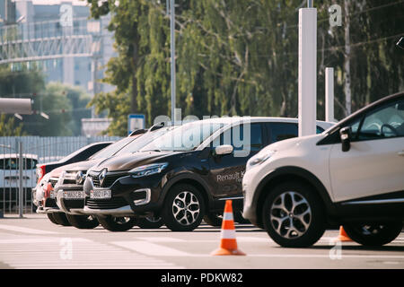 Gomel, Bélarus - 31 juin 2018 : différentes voitures Renault parking dans la rangée à l'extérieur. Multisegments sous-compacte produit conjointement par l'Alliance RENAULT-NISSAN. Banque D'Images