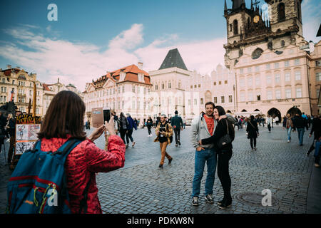 Prague, République tchèque - Le 22 septembre 2017 : Photos de touristes sur Smartphone près de l'église Notre Dame Avant Tyn en place de la vieille ville. Banque D'Images