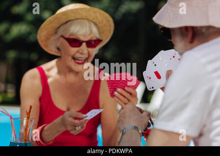 Homme barbu à la retraite portant chemise blanche cartes à jouer avec ma femme Banque D'Images