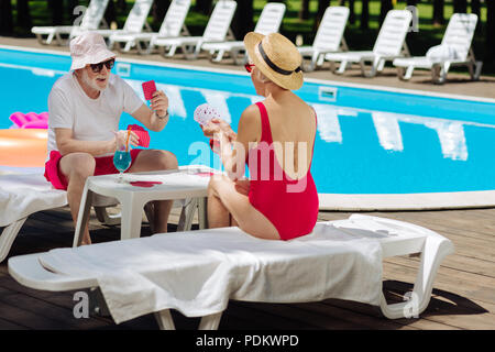 Retraite Slim woman wearing red maillot de cartes à jouer Banque D'Images