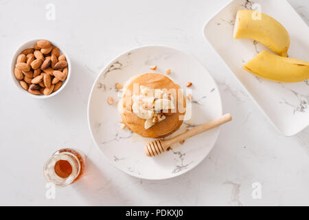 Cajou banana pancakes aux bananes et sauce caramel salé. la mise au point sélective tonifiant. Banque D'Images