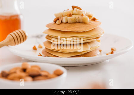 Cajou banana pancakes aux bananes et sauce caramel salé. la mise au point sélective tonifiant. Banque D'Images