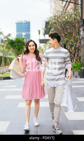 Portrait of happy couple with shopping bags après le magasinage en ville Banque D'Images