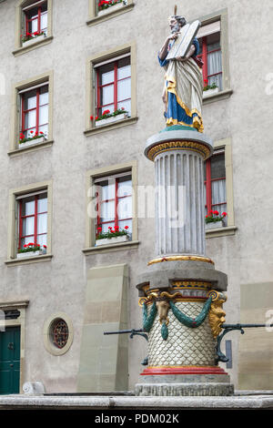 Moïse fontaine située sur la Münsterplatz, Berne. La Suisse. Il a été reconstruit en 1790-1791. Moïse figure date du xvie siècle Banque D'Images