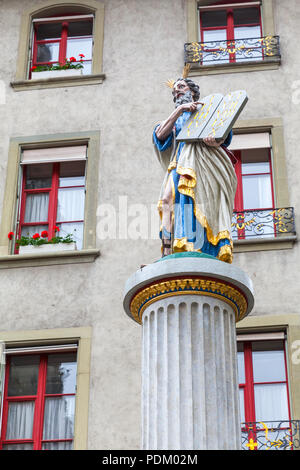 Moïse statue fontaine situé sur la Münsterplatz, Berne. La Suisse. Il a été reconstruit en 1790-1791. Moïse figure date du xvie siècle Banque D'Images