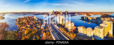 Antenne large panorama de la ville de Sydney CBD vue autour de Harbour Vue de North Sydney le long de Warringah freeway éclairées par la lumière du matin chaud. Banque D'Images